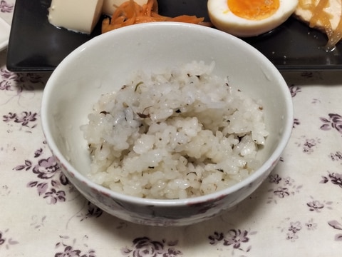 お茶漬けの素で旨味アップ♪炊飯器で簡単梅おこわ